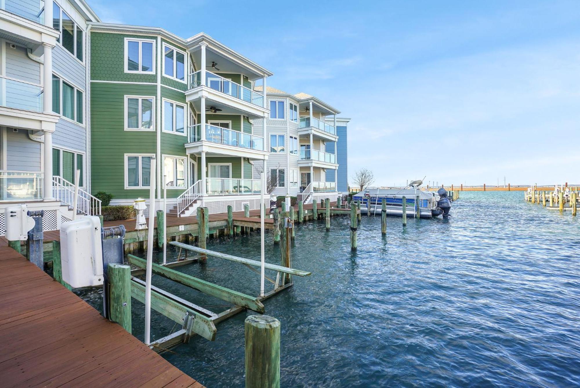 Sunset Bay 206 - Waterfront & Shared Pool! Holiday home