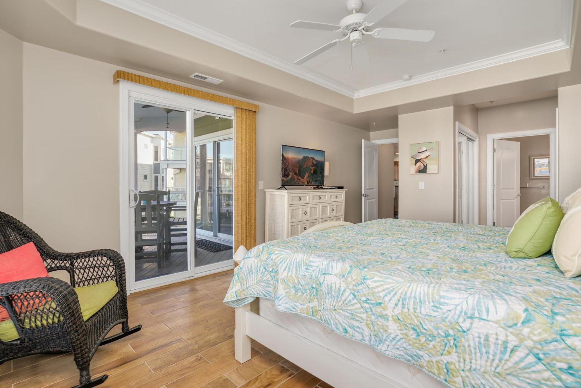 Sunset Bay 206 - Waterfront & Shared Pool! Holiday home