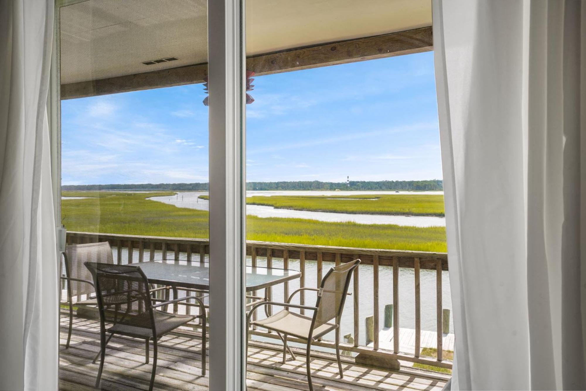Stingray - Waterfront & Waterside Balcony! Holiday home