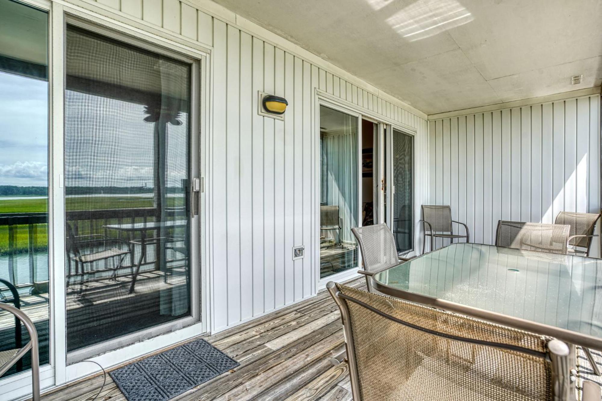 Holiday home Stingray - Waterfront & Waterside Balcony!