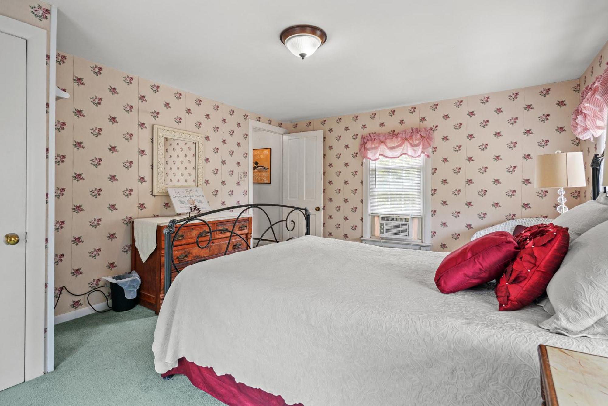 Serendipity - On Main Street With Screened Porch! * Chincoteague