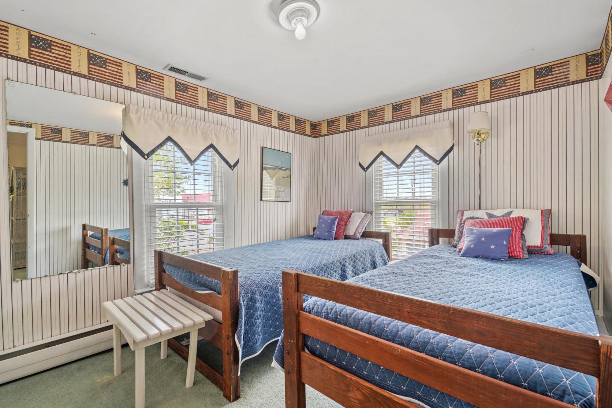 Serendipity - On Main Street With Screened Porch! Holiday home