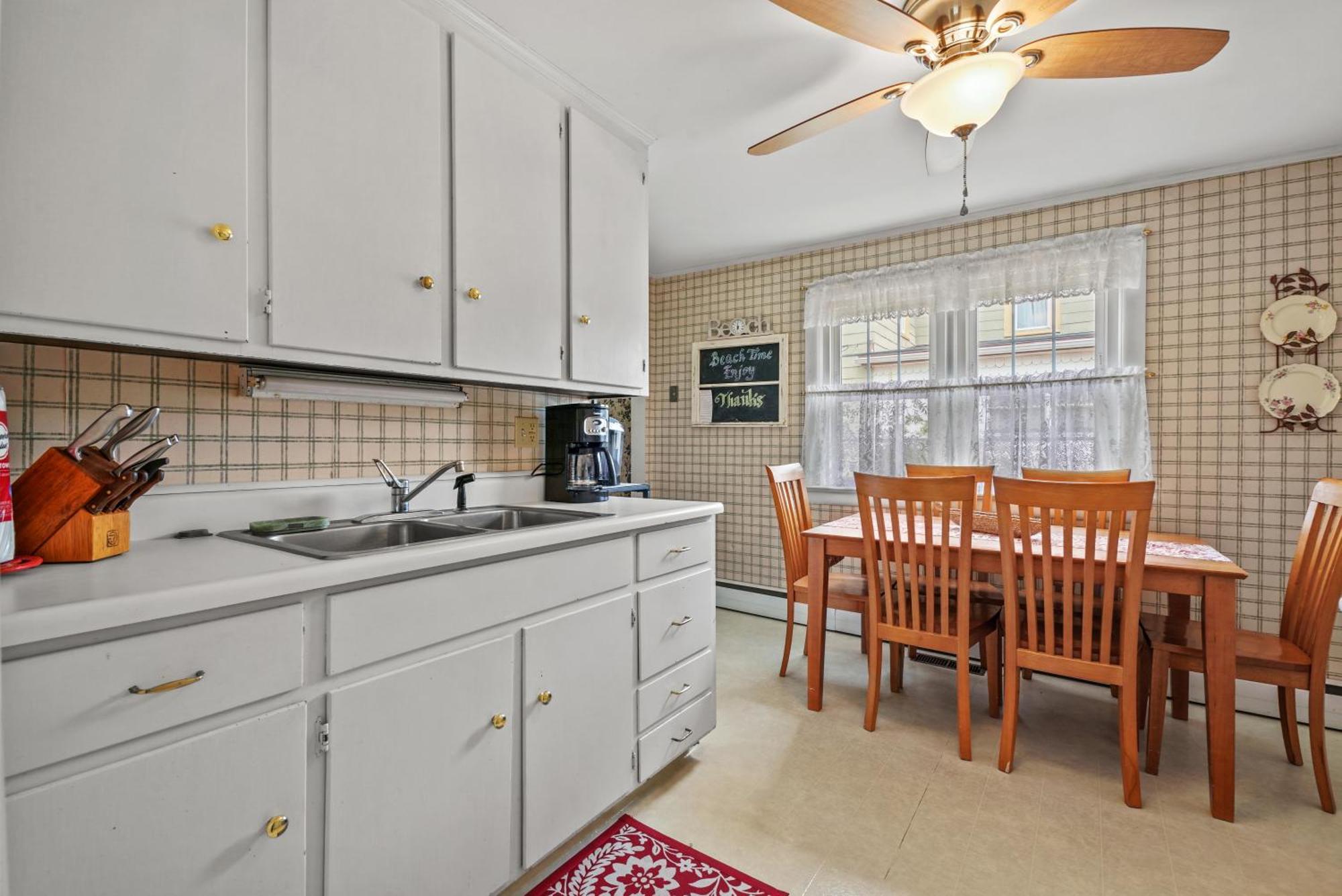 Serendipity - On Main Street With Screened Porch! Holiday home *
