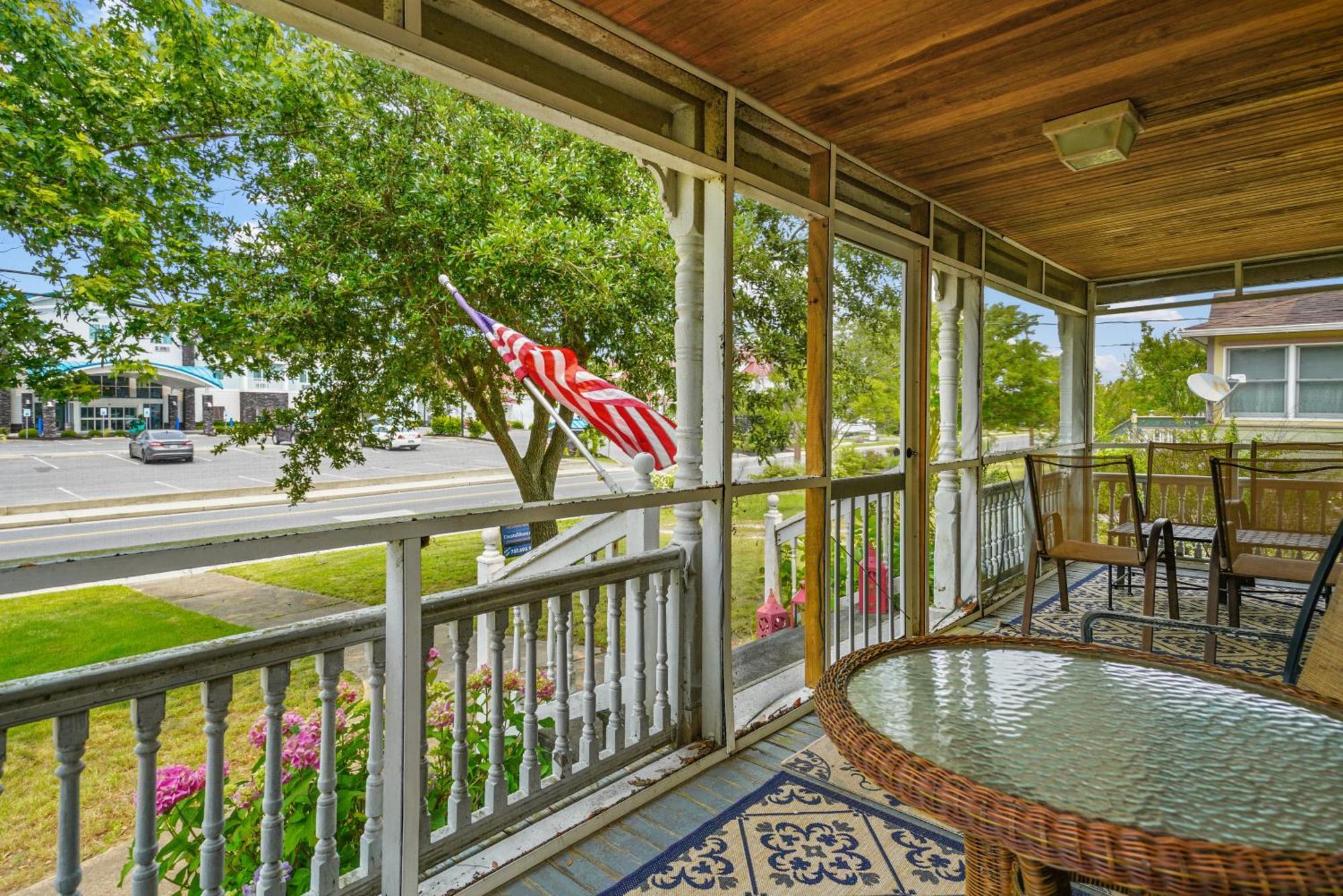 Holiday home Serendipity - On Main Street With Screened Porch! Chincoteague