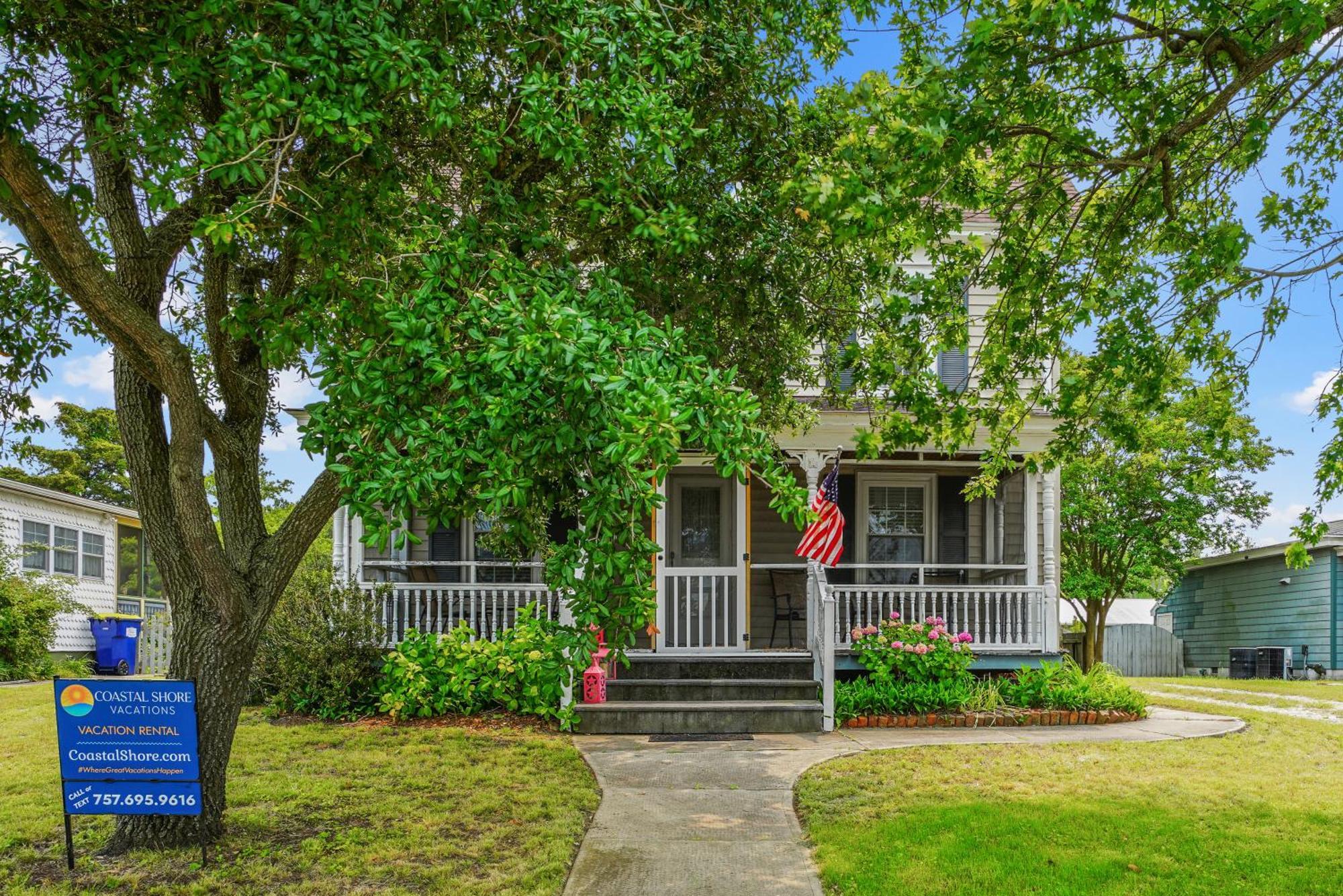 Serendipity - On Main Street With Screened Porch! Holiday home *