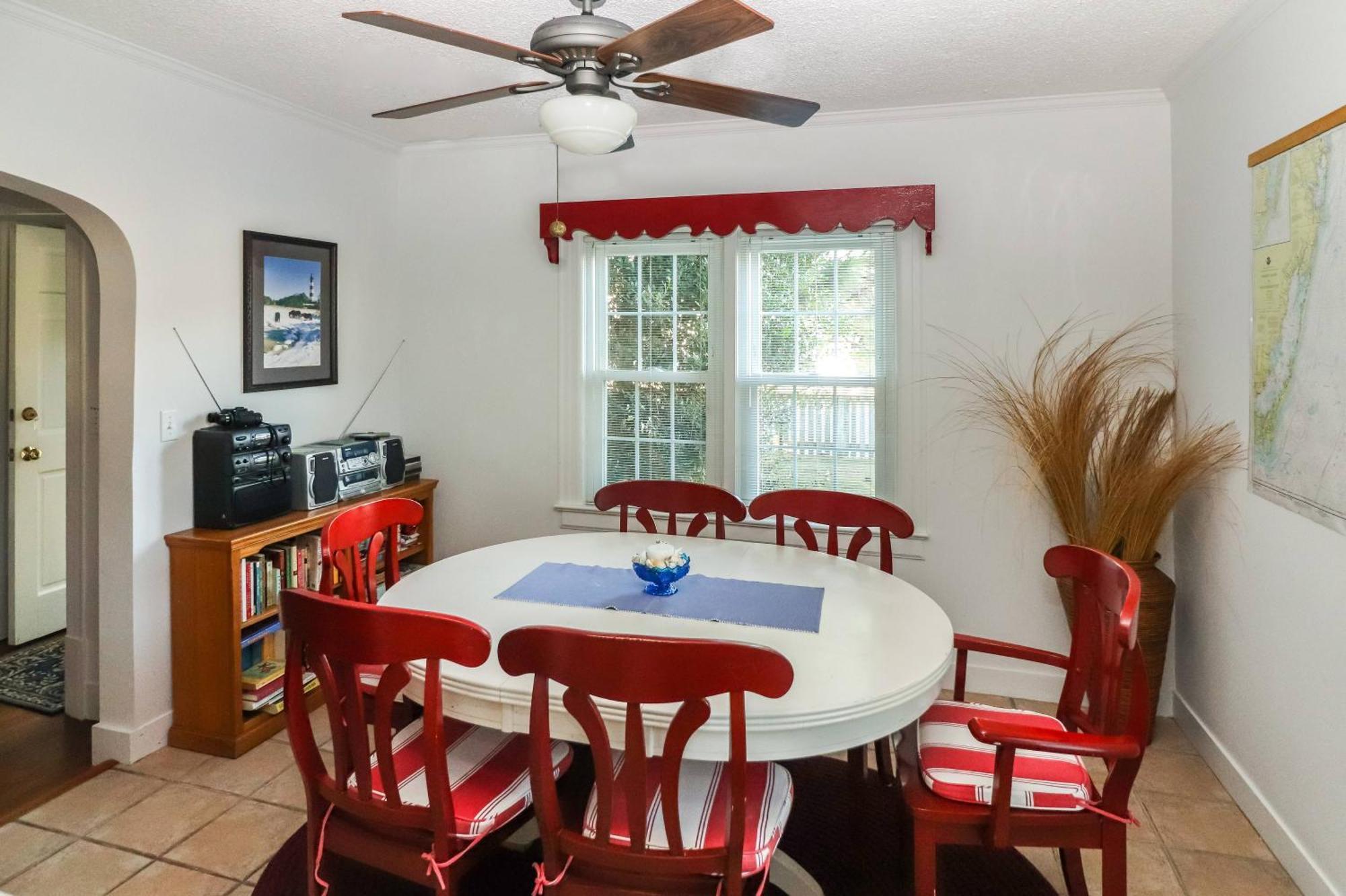 Sea Charm - Downtown, Screened Porch! Chincoteague