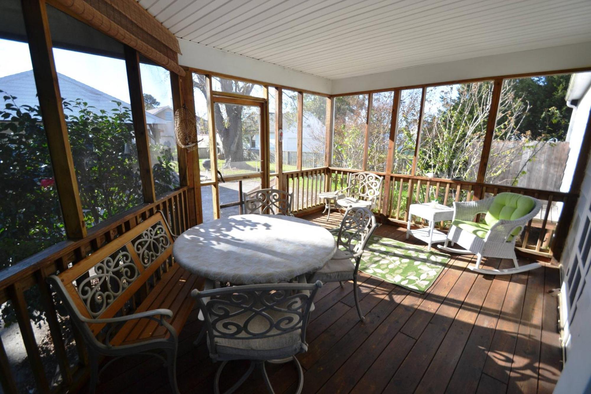Sea Charm - Downtown, Screened Porch!