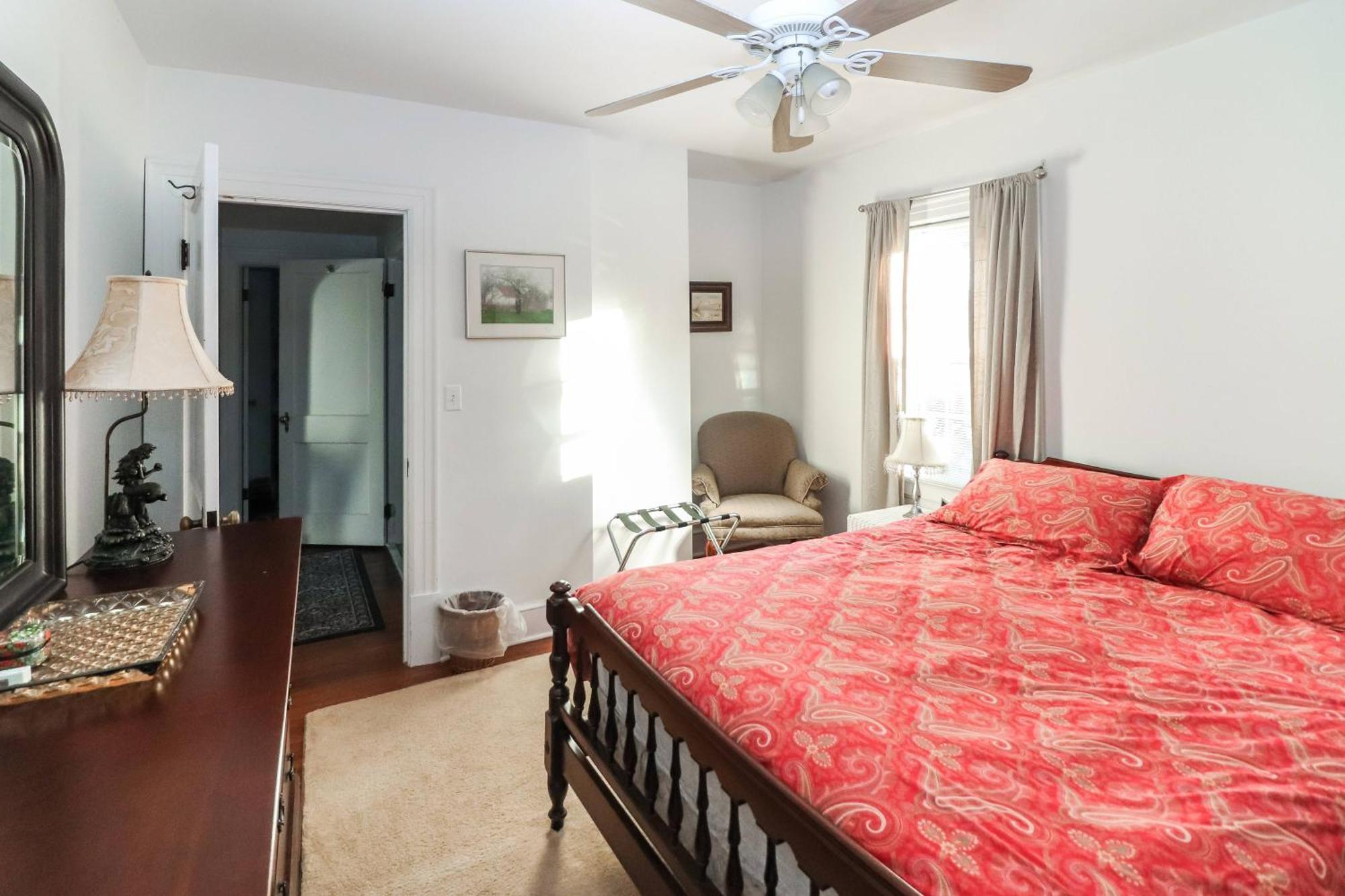 Sea Charm - Downtown, Screened Porch! Holiday home