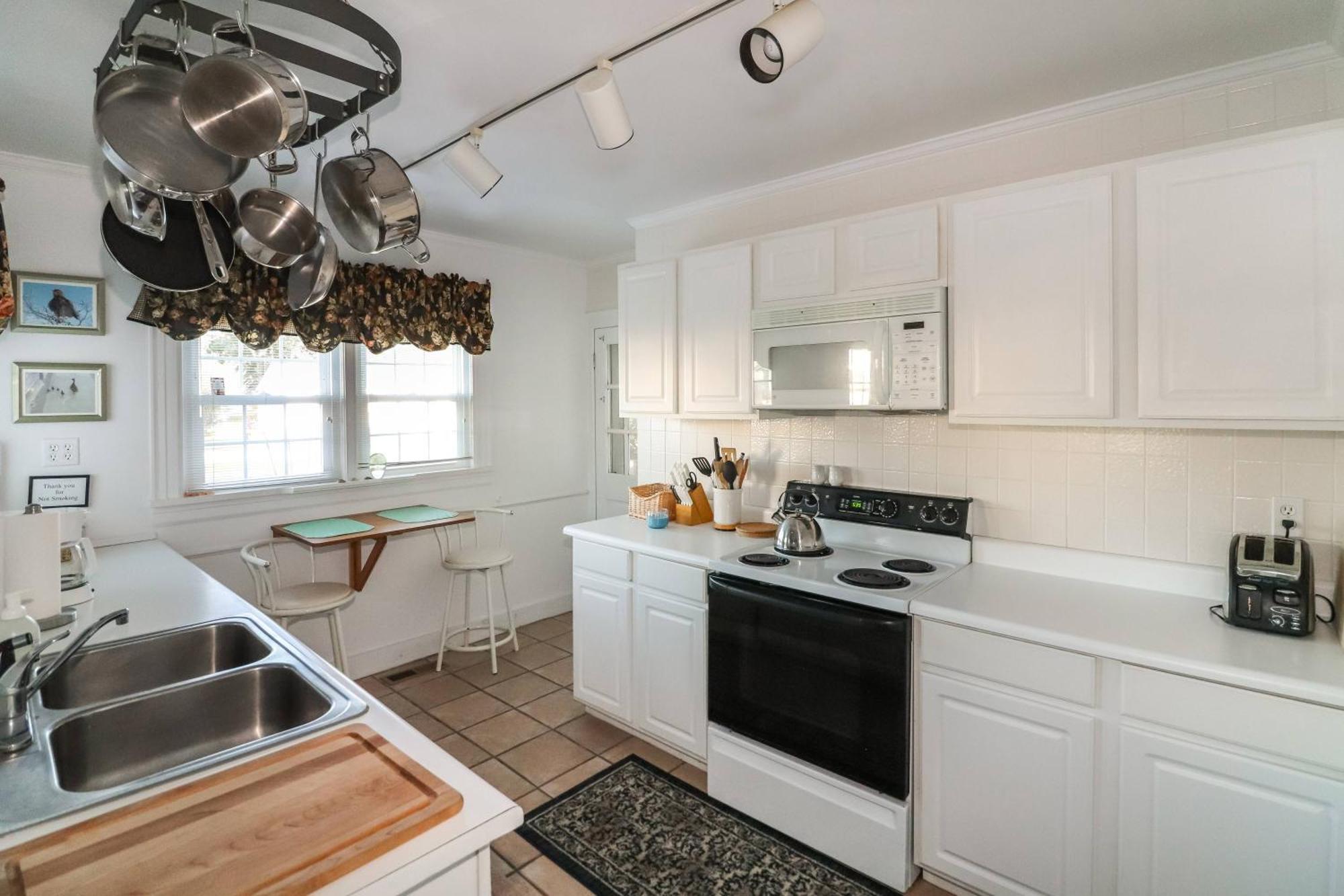 Holiday home Sea Charm - Downtown, Screened Porch!