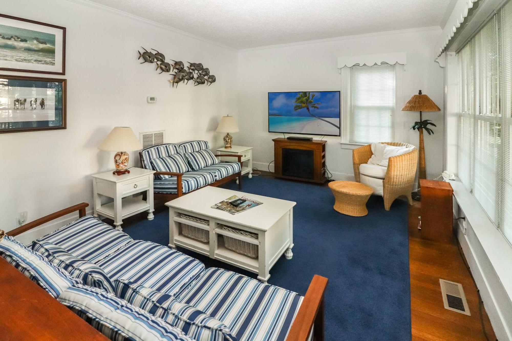 Sea Charm - Downtown, Screened Porch! Holiday home