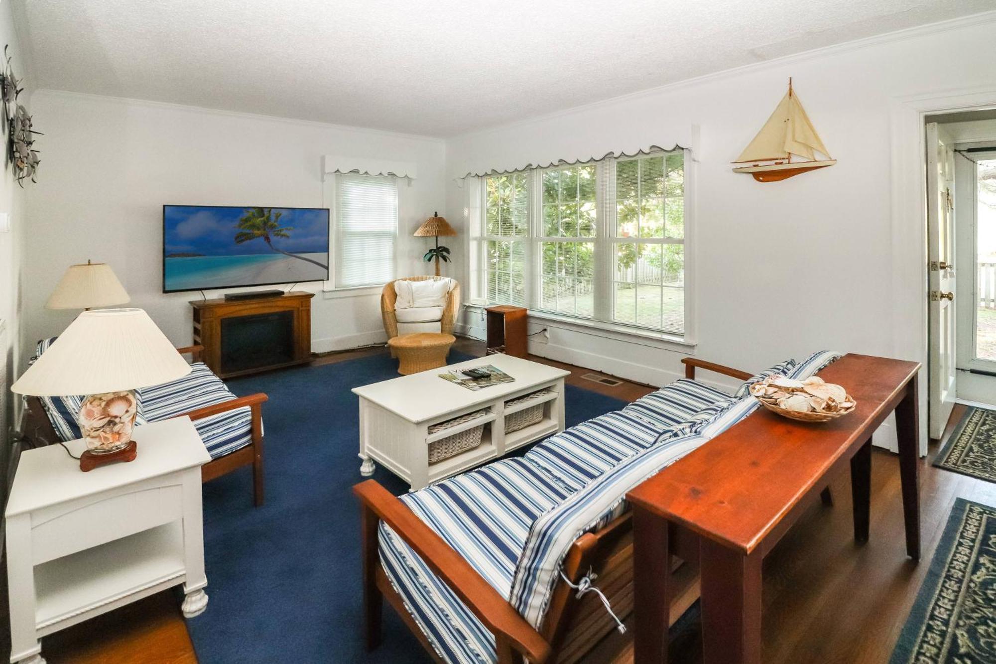 Sea Charm - Downtown, Screened Porch! Holiday home Chincoteague