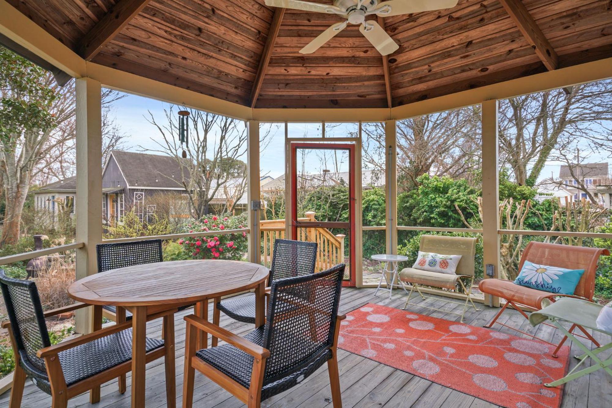 Oasis On Main - Charming Victorian On Main Street! *