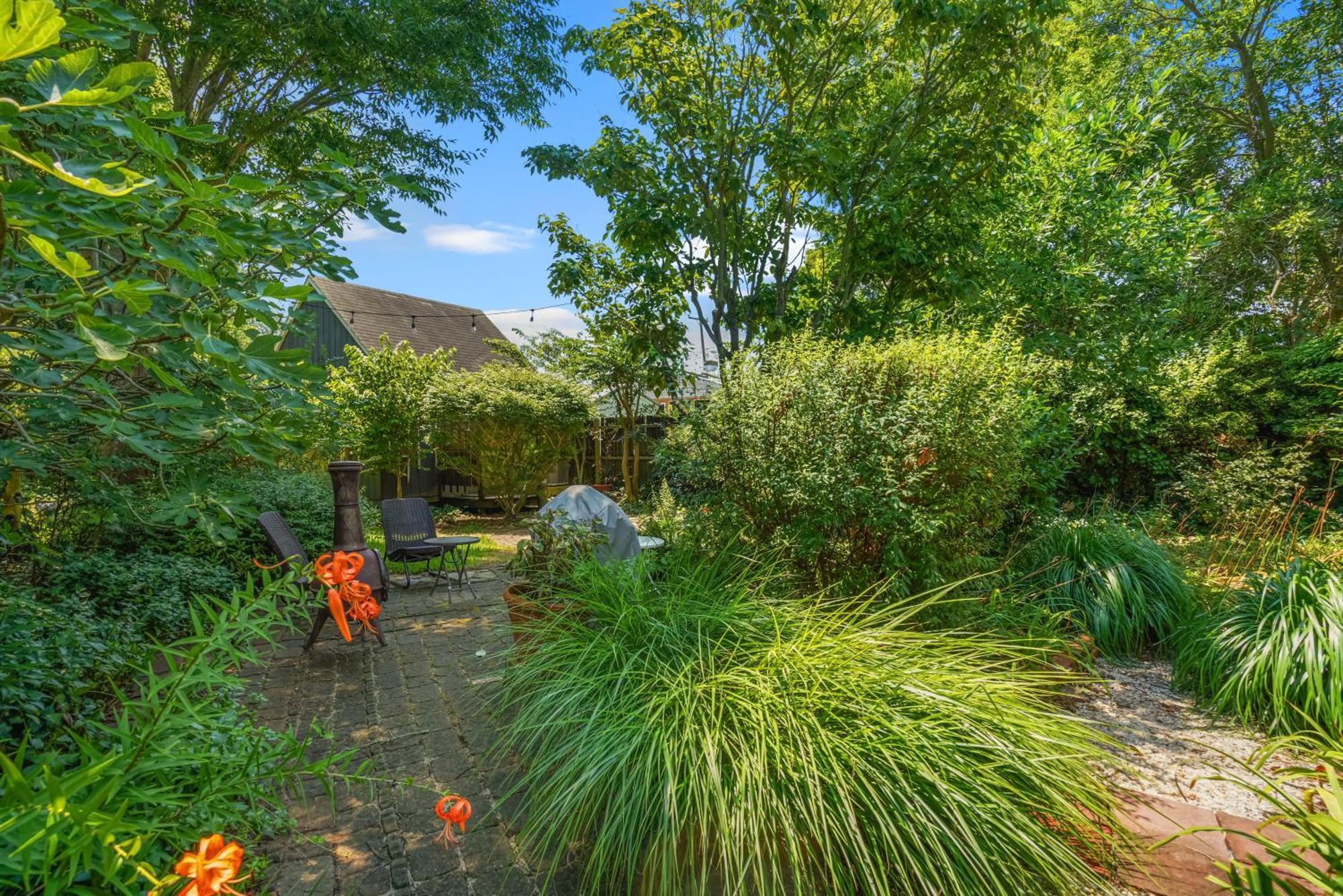 Oasis On Main - Charming Victorian On Main Street! *