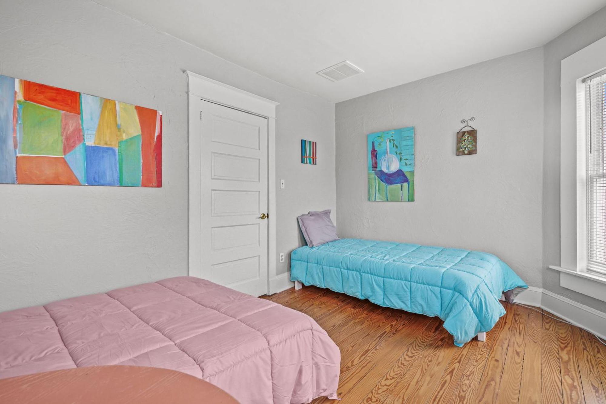 Holiday home Oasis On Main - Charming Victorian On Main Street!