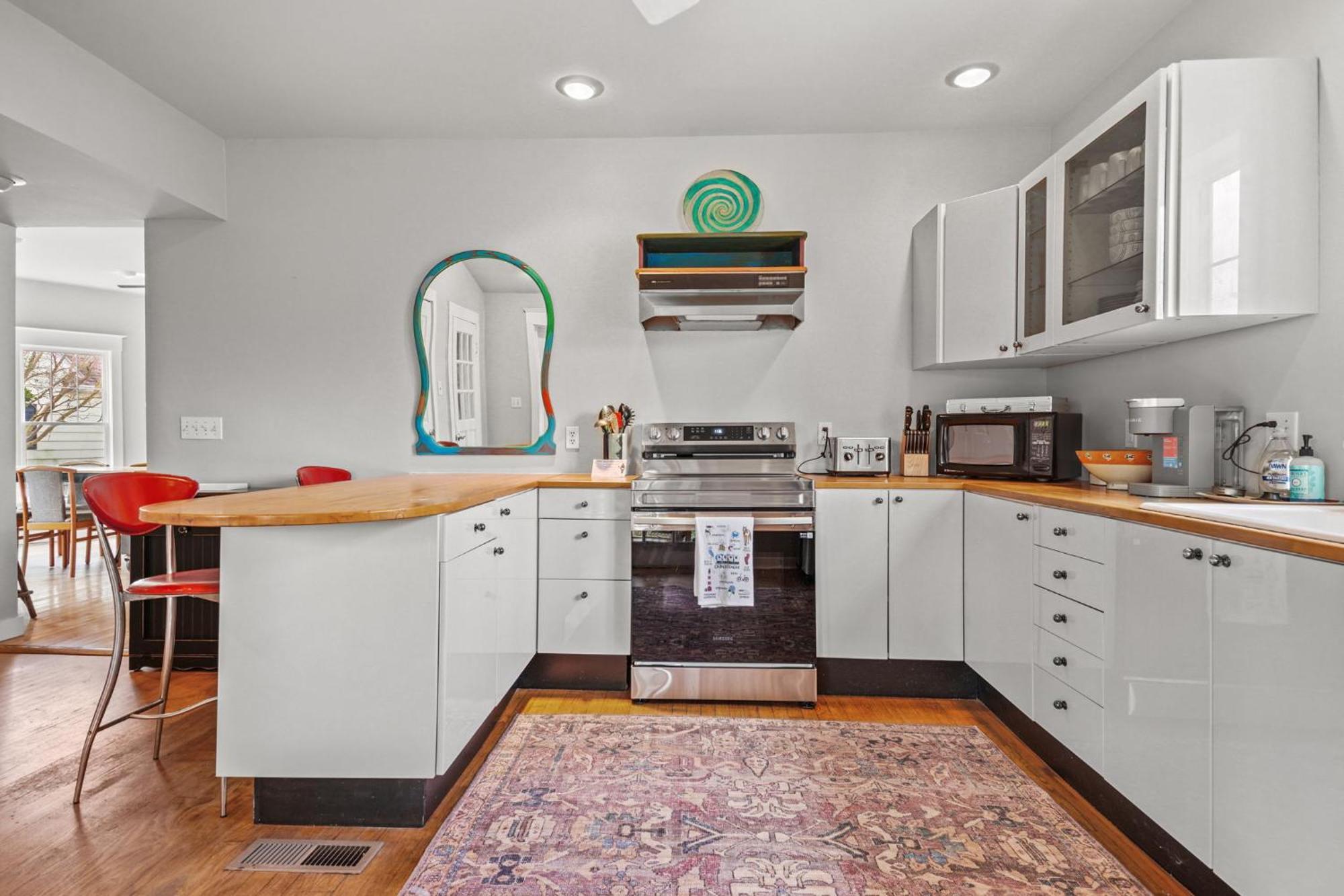 Oasis On Main - Charming Victorian On Main Street! Holiday home