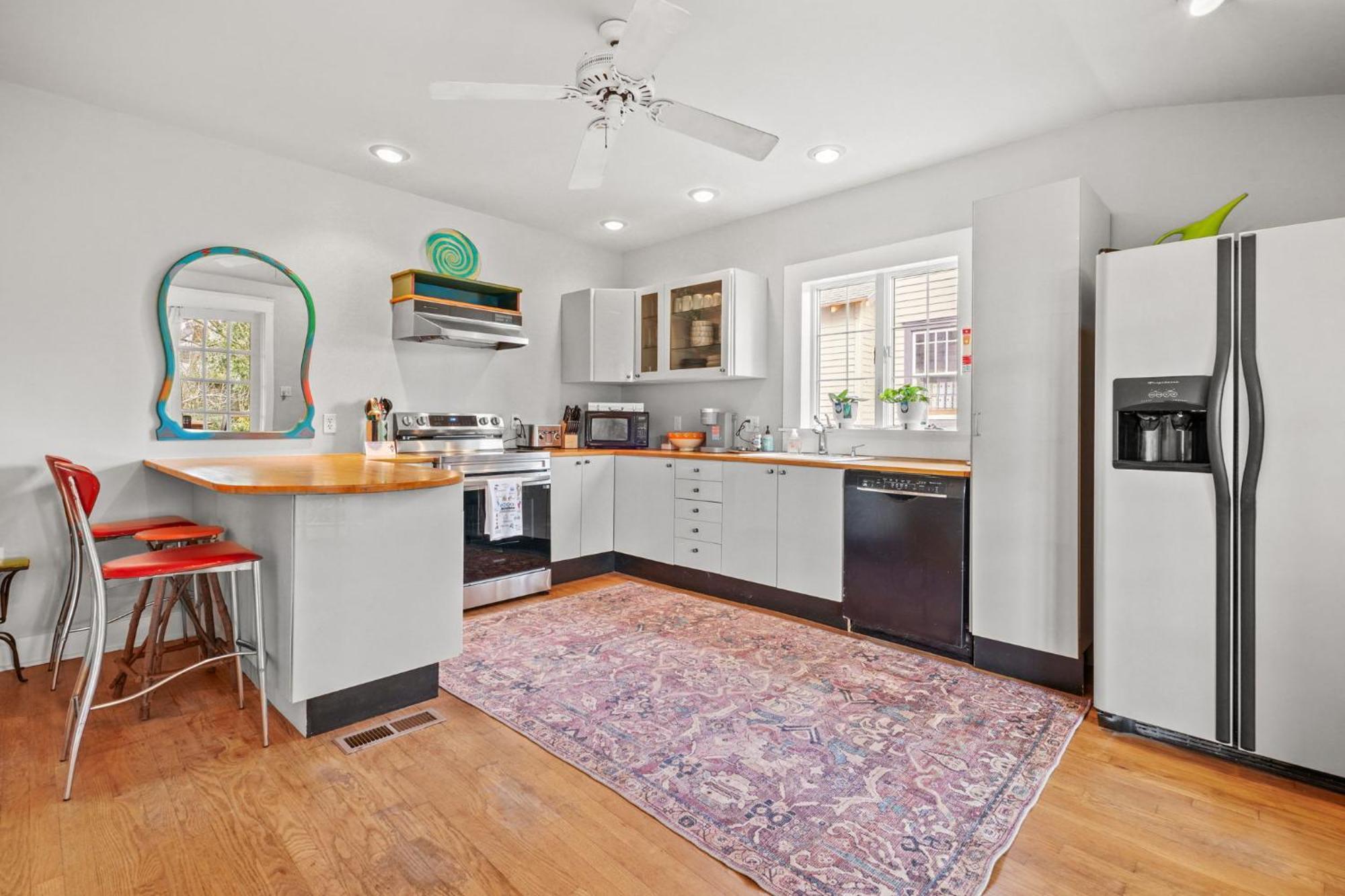 Oasis On Main - Charming Victorian On Main Street! *