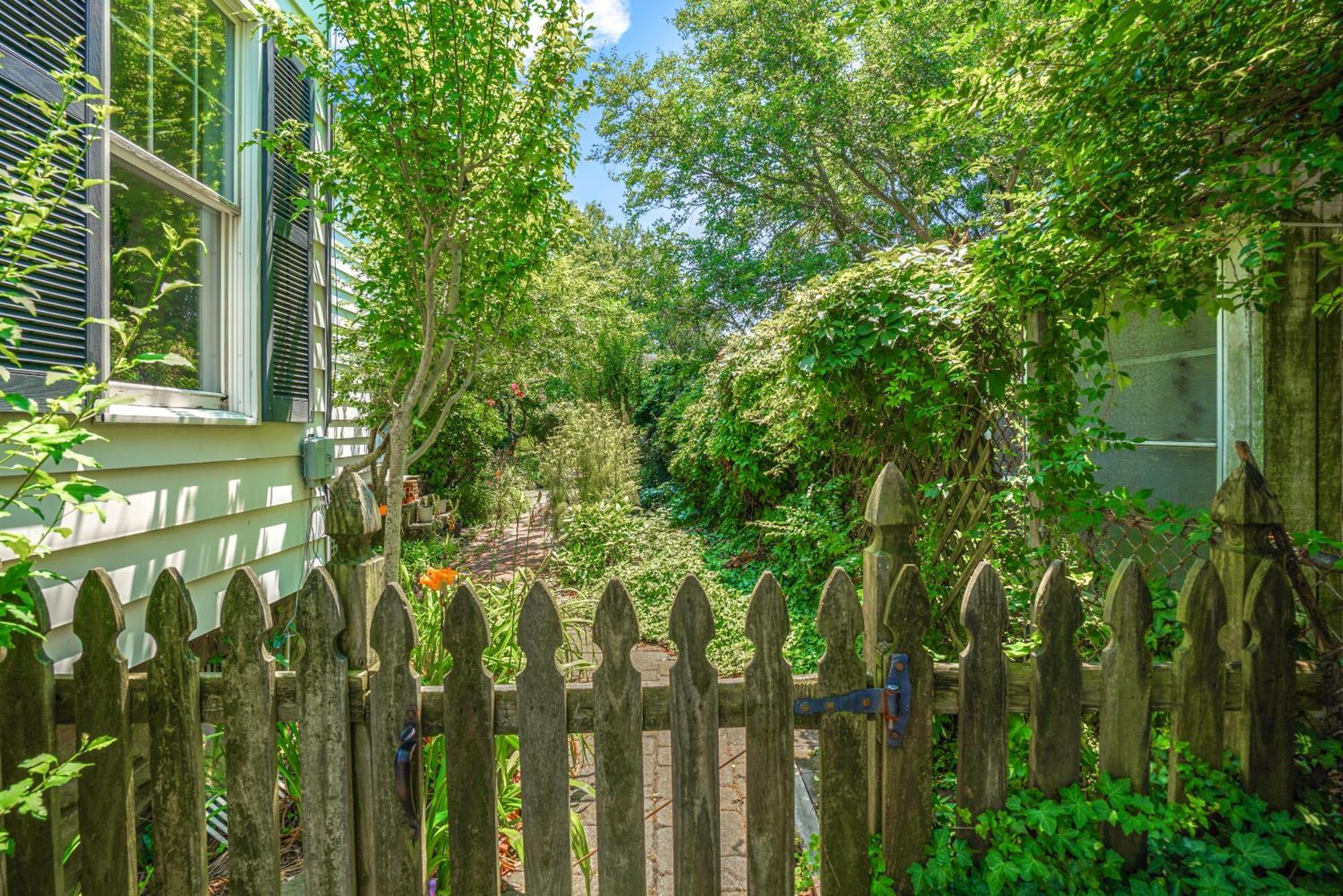 Oasis On Main - Charming Victorian On Main Street!