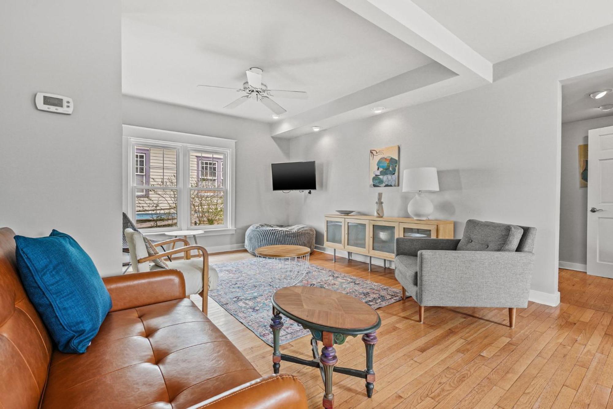 Oasis On Main - Charming Victorian On Main Street! *