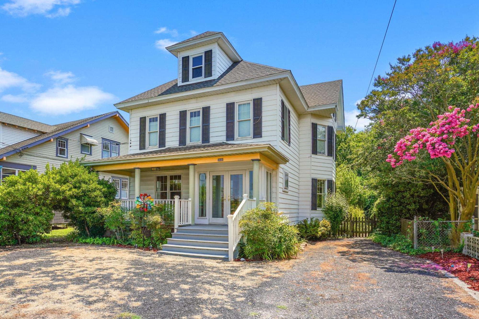 Oasis On Main - Charming Victorian On Main Street! Chincoteague