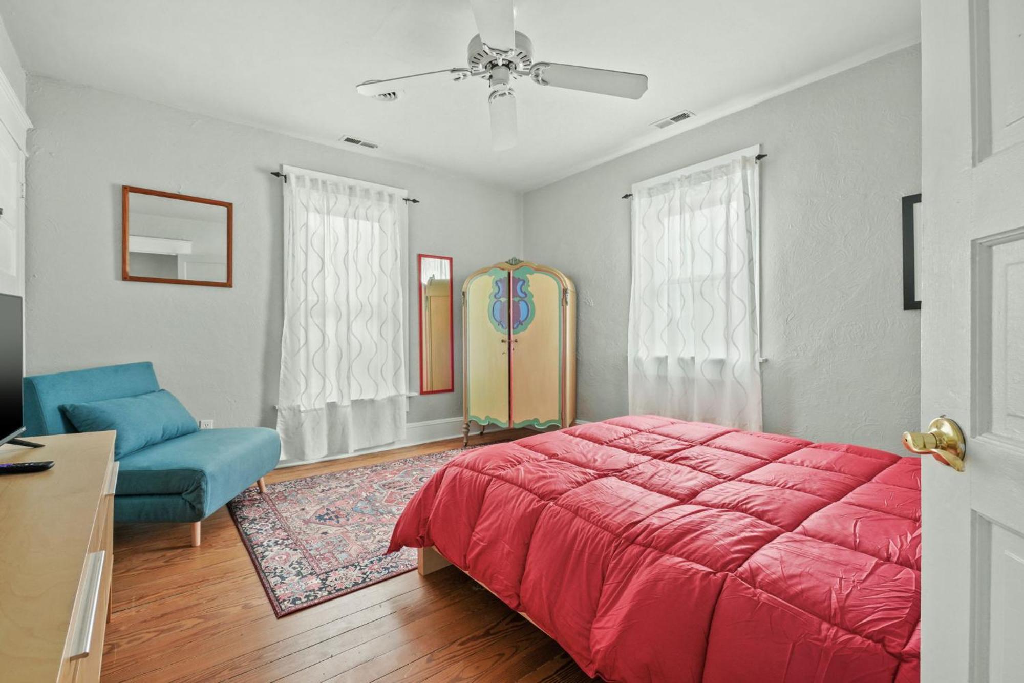 Oasis On Main - Charming Victorian On Main Street!