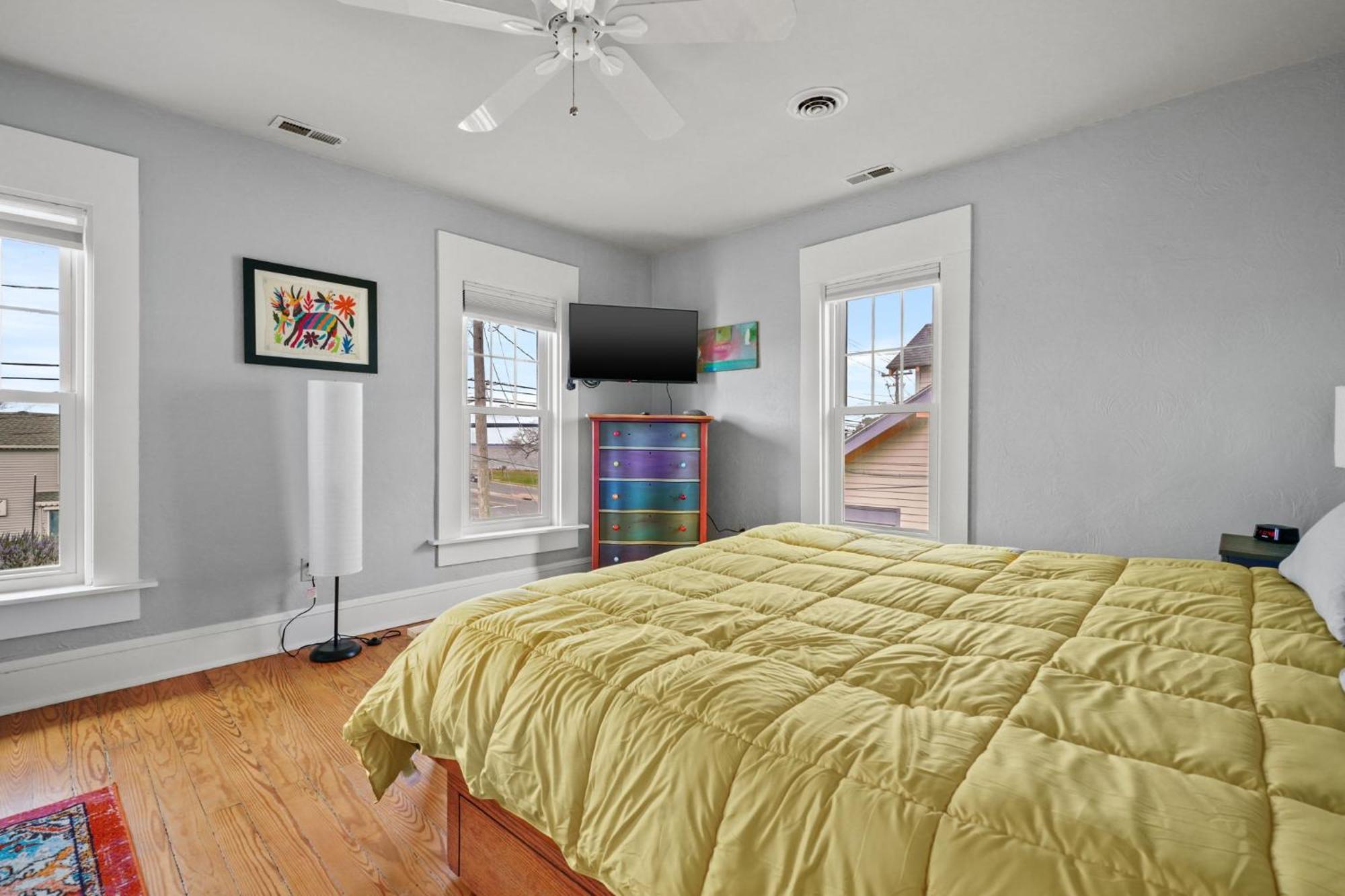 Holiday home Oasis On Main - Charming Victorian On Main Street!