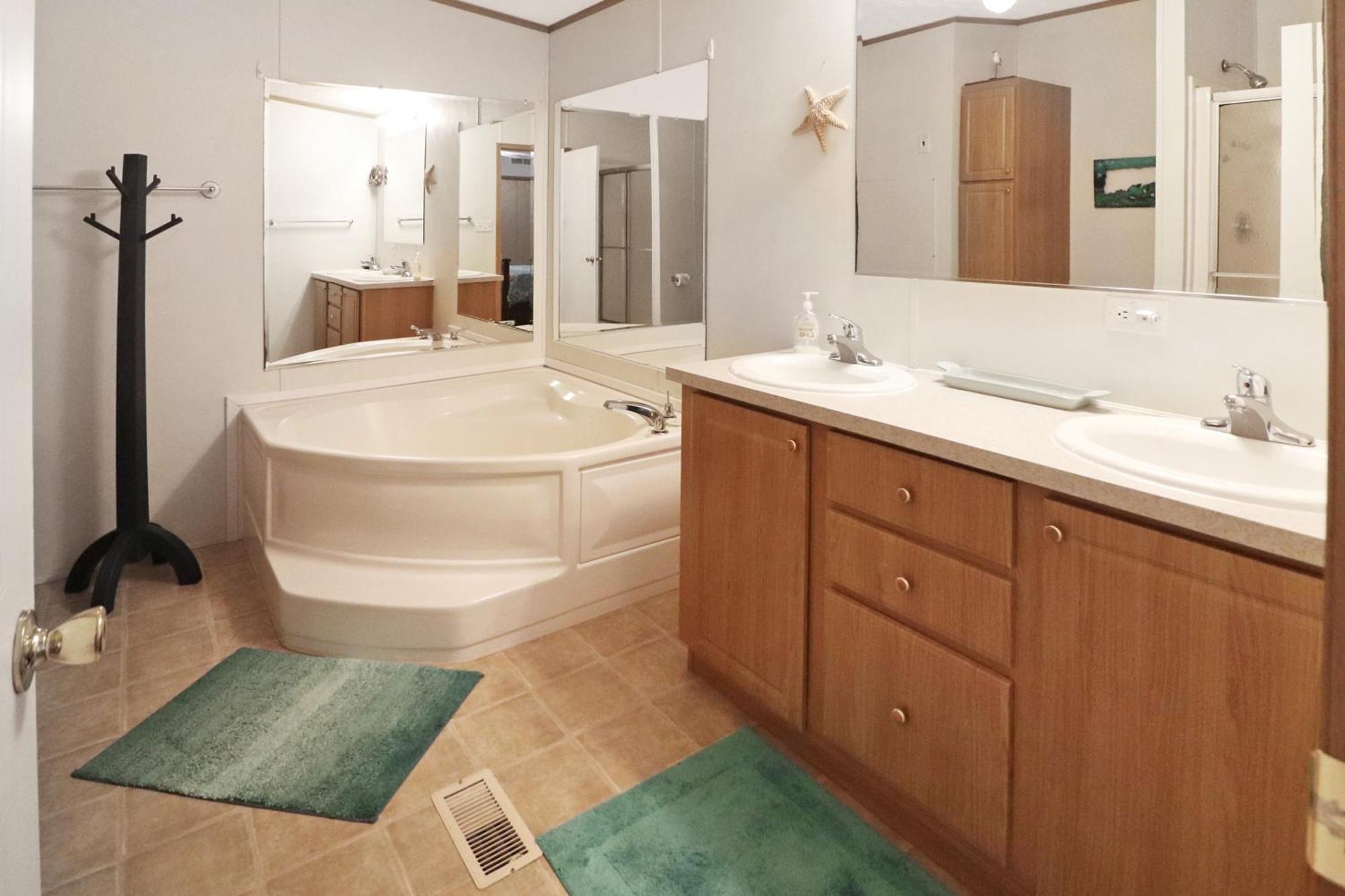 Island Thyme - Hot Tub & Carnival Location! Holiday home