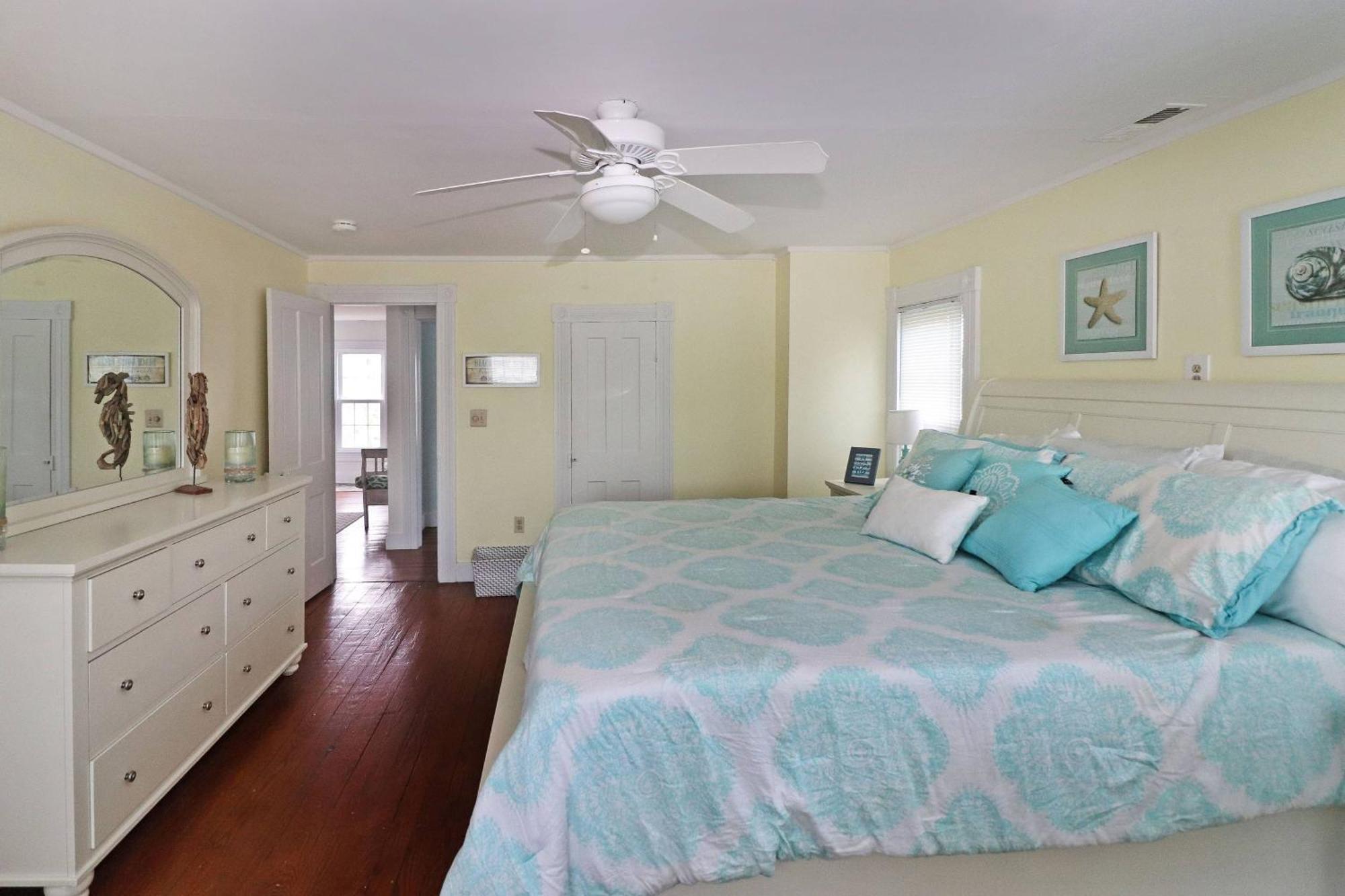 Hill House - Pet Friendly, In Town With Water Views! Holiday home *