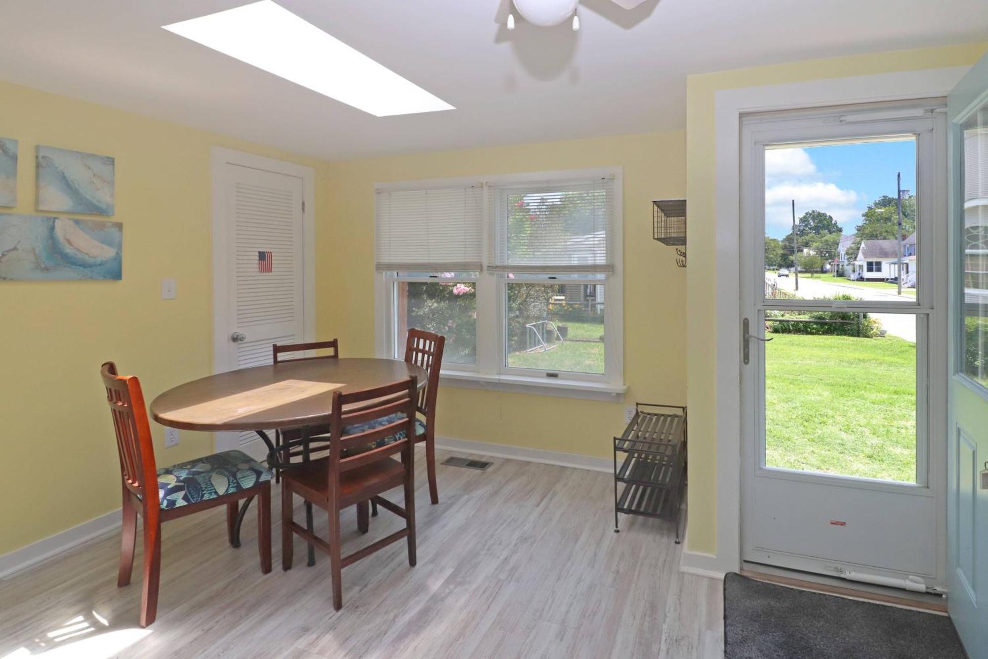 Hill House - Pet Friendly, In Town With Water Views! Chincoteague
