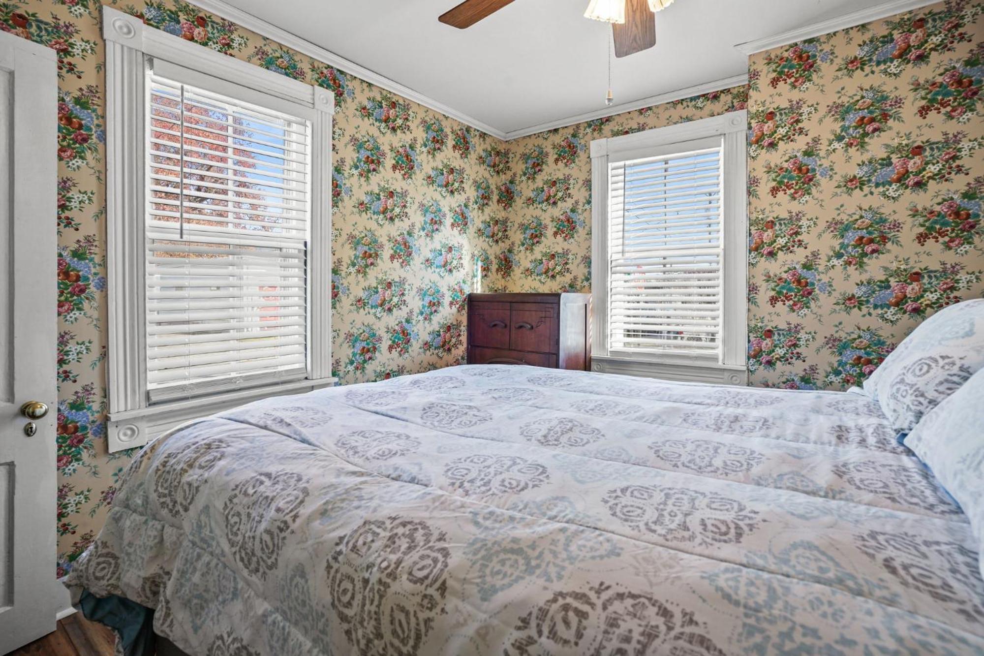 Windsor House - In Town Historic Charm Holiday home *
