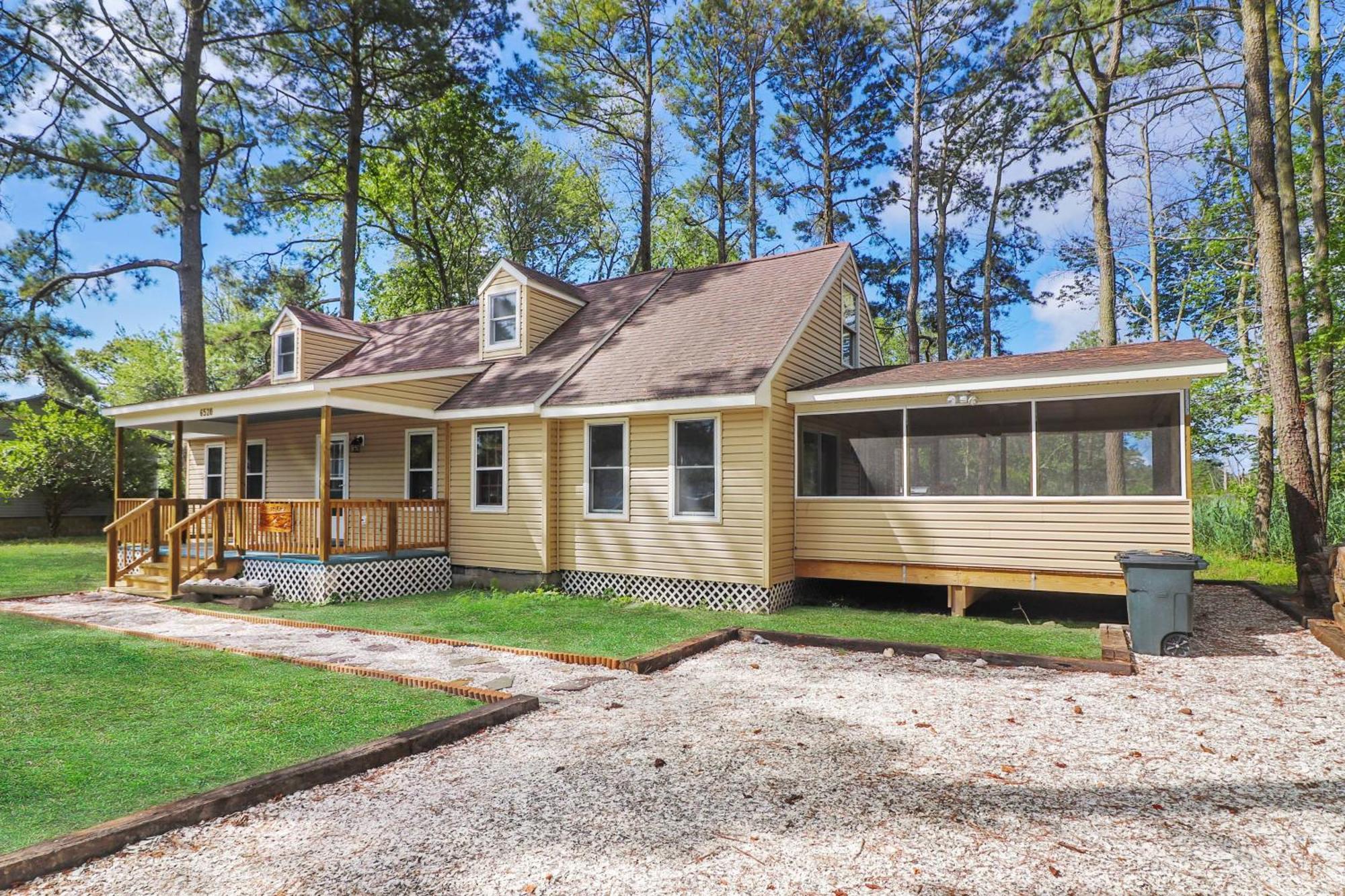 Holiday home Utter East - Great With Large Screened Porch And Firepit Next To The Pond *