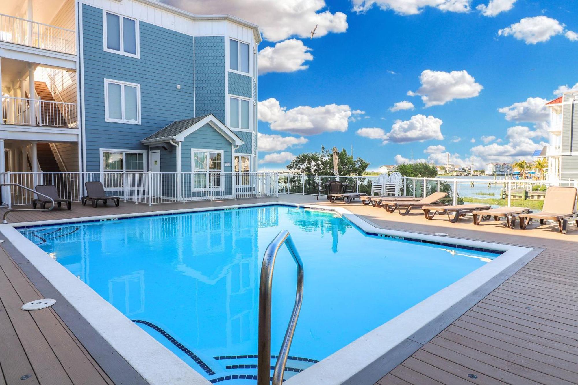 Sunset Bay 208 - Pet Friendly & Includes A Boat Slip!