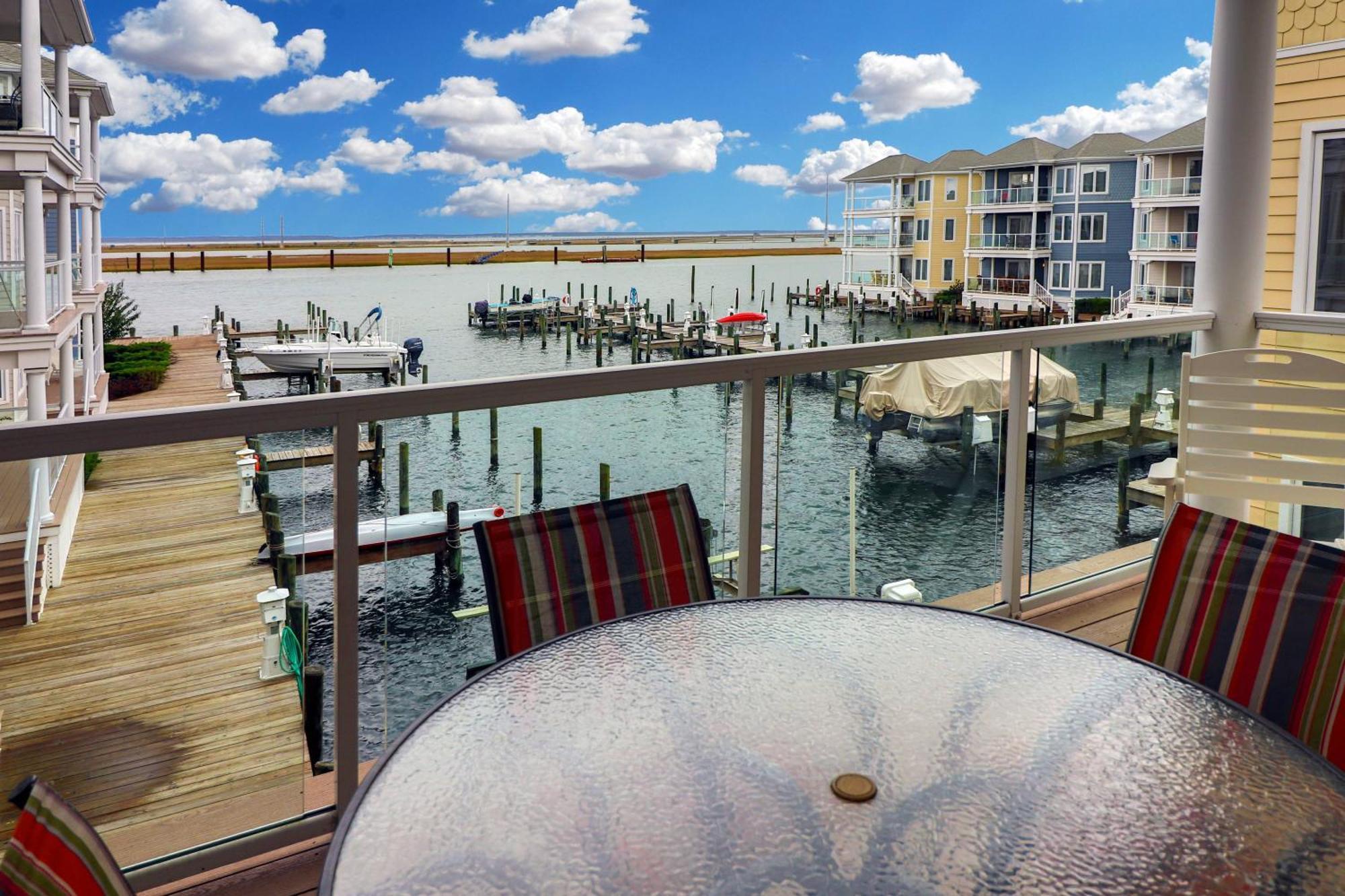 Sunset Bay 208 - Pet Friendly & Includes A Boat Slip! Holiday home *