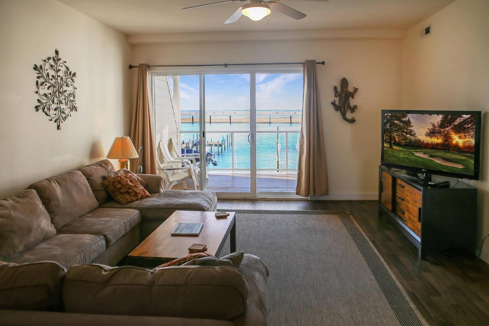 Sunset Bay 212 - Pet Friendly & Waterfront View! Holiday home
