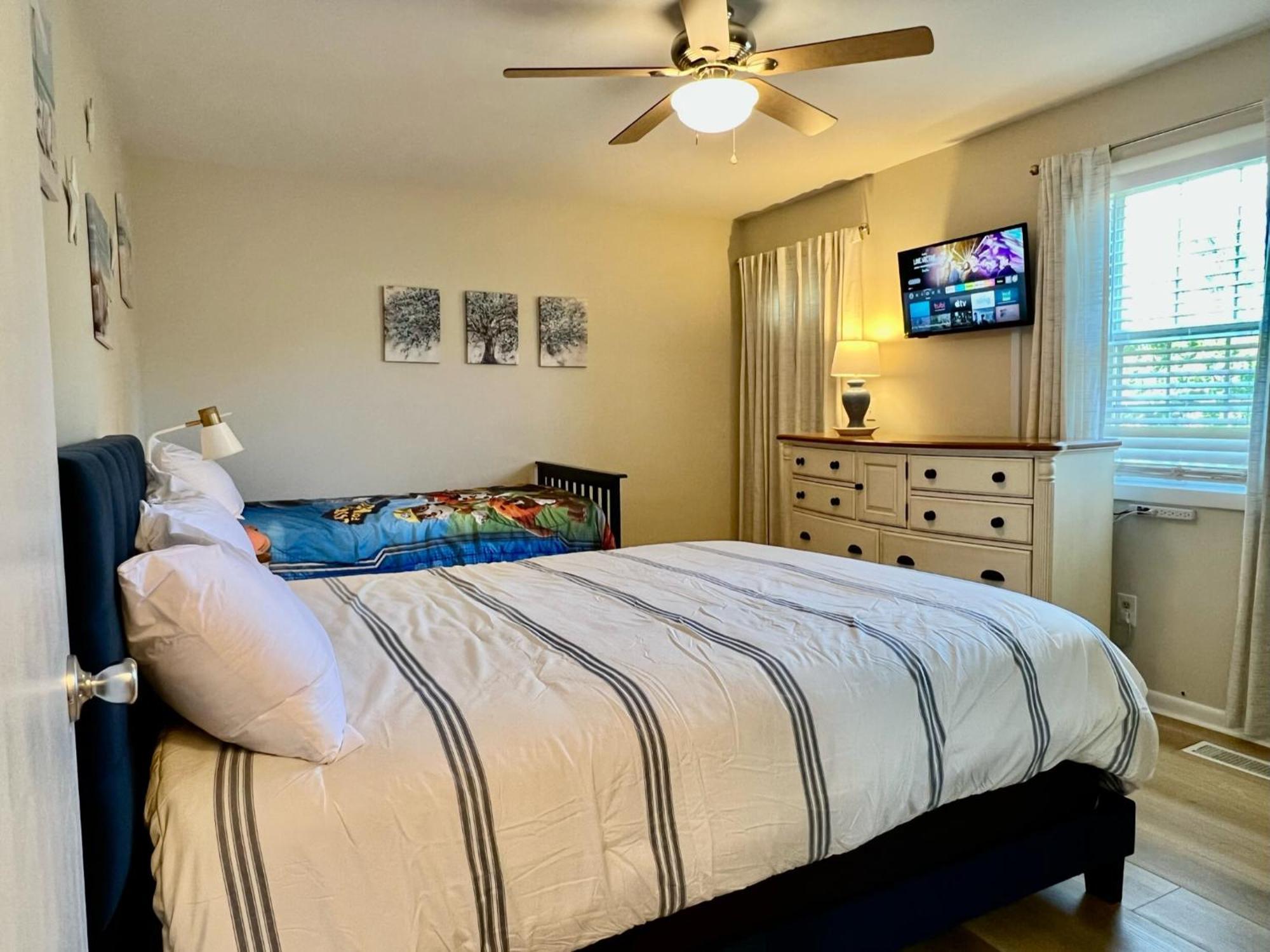 Casa Mar - Main Street & Screened Porch! * Chincoteague