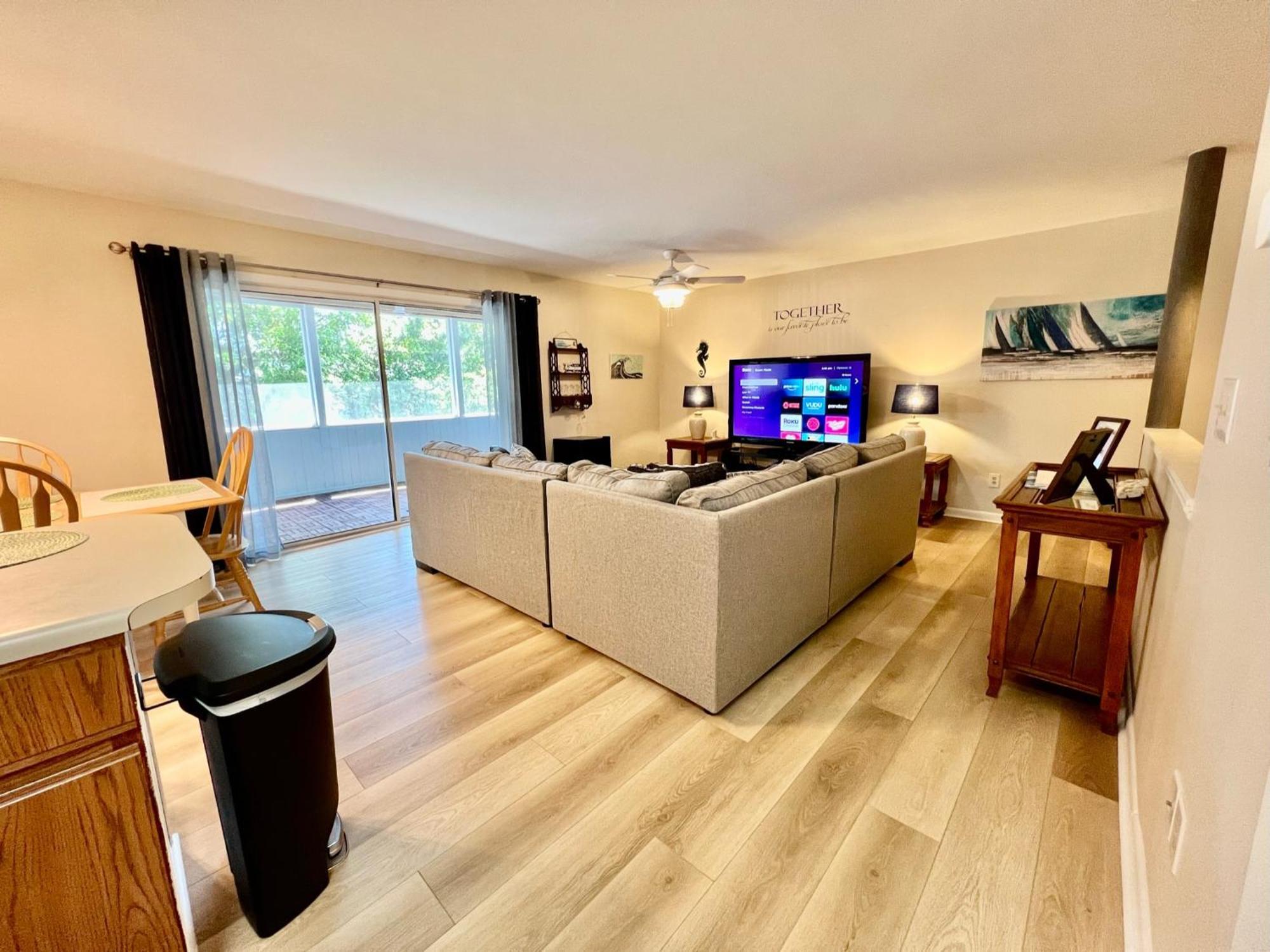 Holiday home Casa Mar - Main Street & Screened Porch! *