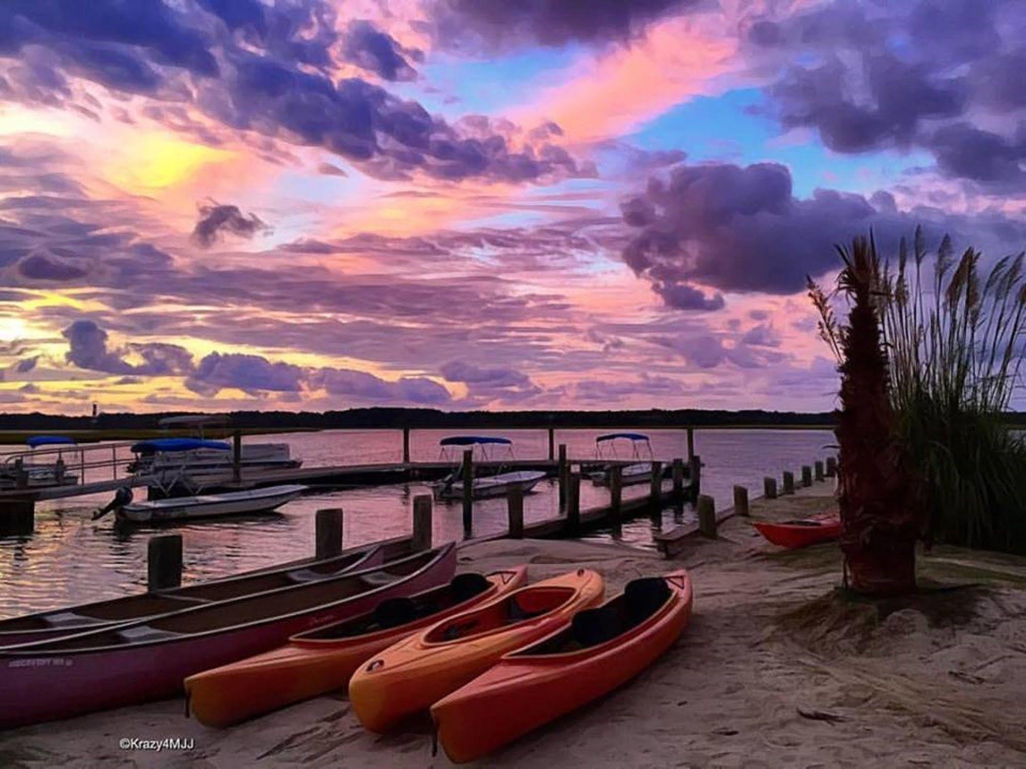 Hotel Snug Harbor Marina And