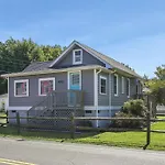 Bue Crab Bungalow - Charming In-Town Cottage!